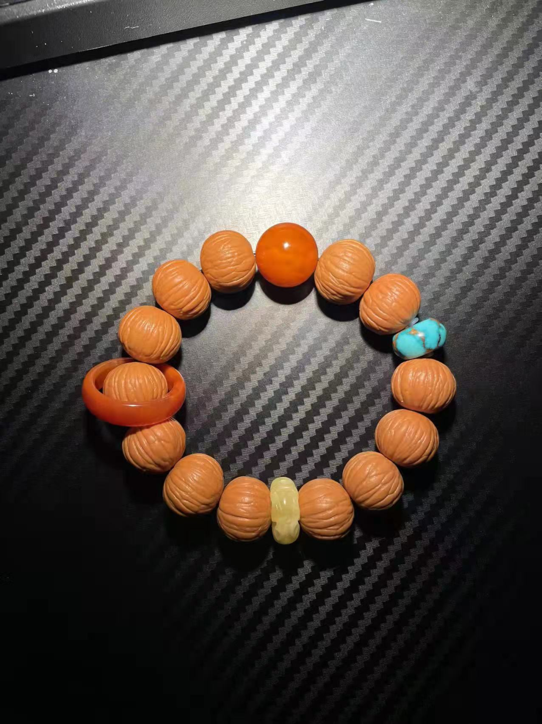 00后开始盘核桃了，正在把自己包浆